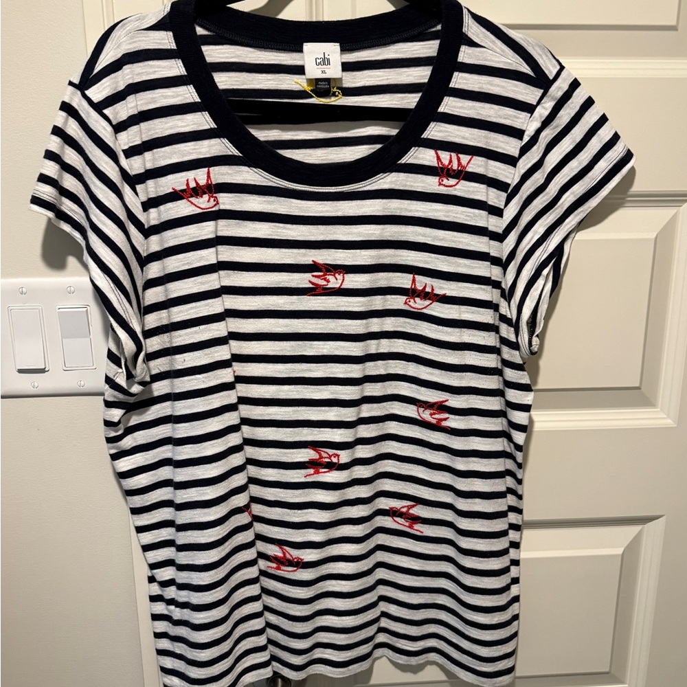 Cabi Aviation Tee #6128 Navy blue stripe w red
Size XL
